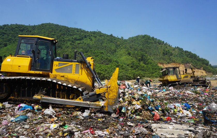 Vận hành hộc chôn lấp rác số 6 tại bãi rác Khánh Sơn.