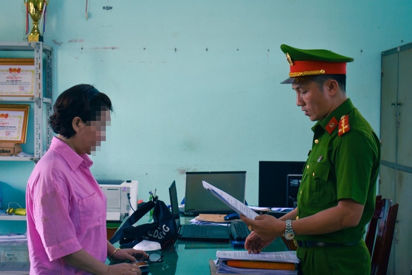 Công an tống đạt quyết định khởi tố vụ án, khởi tố bị can đối với bà Võ Thị Yến.