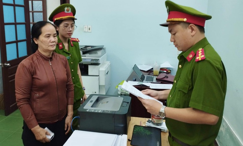 Công an huyện Hòa Vang tống đạt quyết định bắt tạm giam Trần Thị Bình.