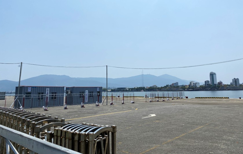 Chiều 19/5, các tàu du lịch tại cảng Sông Hàn đã di dời sang địa điểm mới, để nhường không gian chuẩn bị hạ tầng tổ chức lễ hội pháo hoa quốc tế 2023.