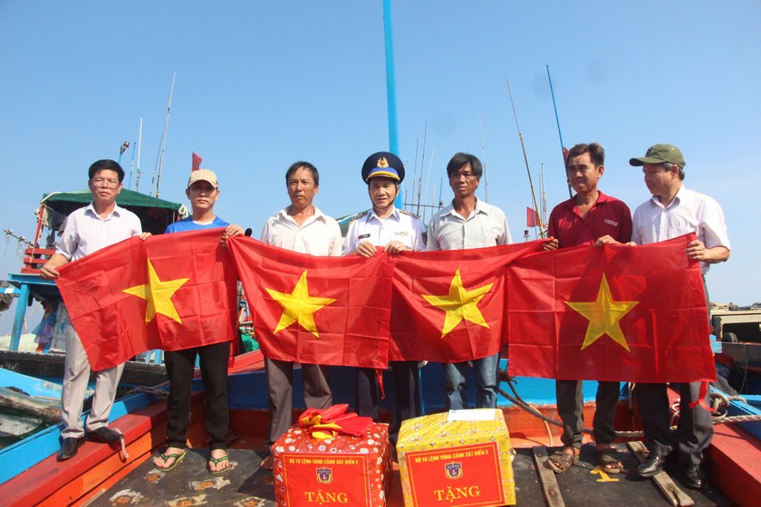 Lãnh đạo Vùng Cảnh sát biển 2 trao cờ Tổ quốc tặng ngư dân.