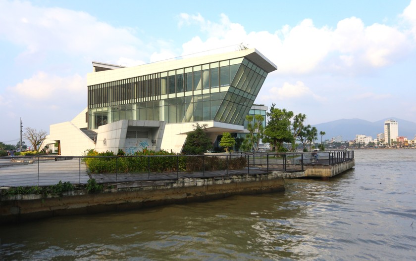 Dự án Nhà hàng và bến du thuyền liên quan tới ông Phan Văn Anh Vũ hoang phế bên bờ sông Hàn (Đà Nẵng). 