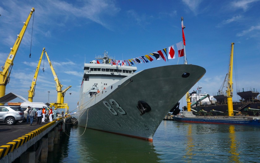 Tàu Thích Kế Quang dài 163 m, rộng 22 m, giãn nước đầy tải hơn 9.000 tấn và có tốc độ tối đa tới 40 km/h. 