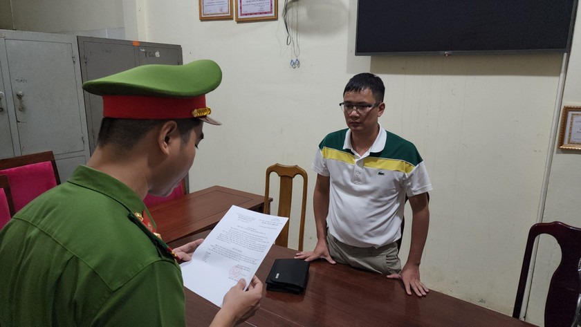 Công an tống đạt quyết định khởi tố bị can và thực hiện lệnh bắt tạm giam đối với Đào Công Phú.