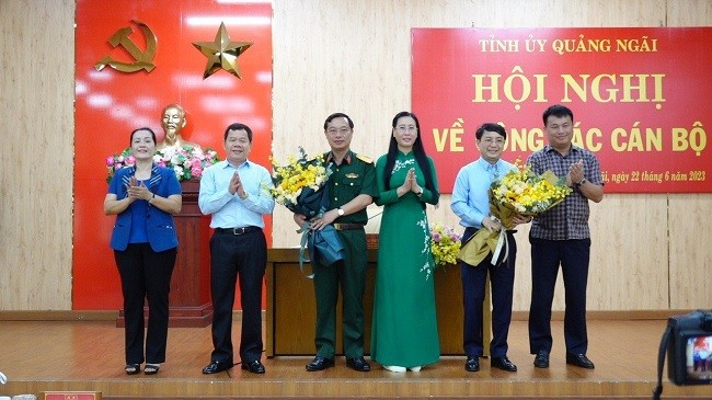 Thường trực Tỉnh ủy tặng hoa chúc mừng ông Trần Thế Phan và ông Hà Hoàng Việt Phương được bầu vào Ủy viên Ban Thường vụ Tỉnh ủy, nhiệm kỳ 2020-2025.