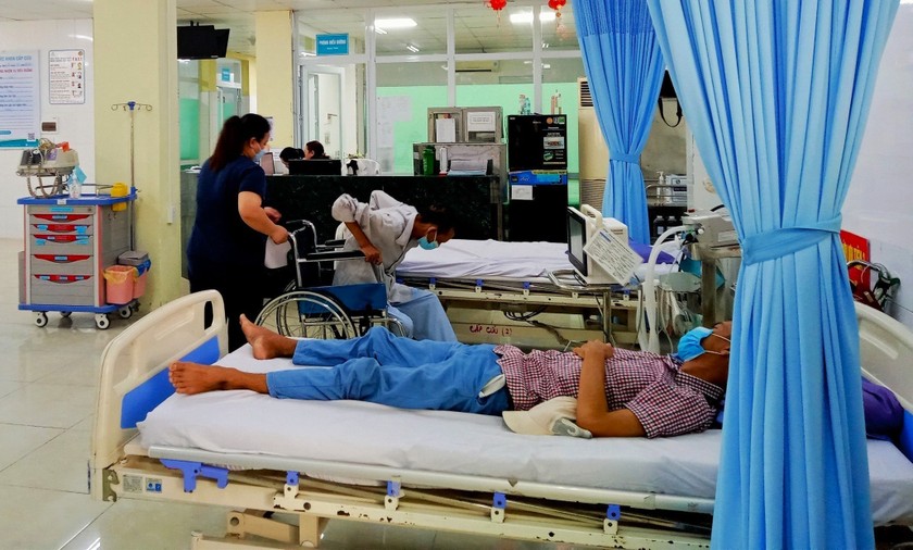 Các du khách nhập viện nghi ngộ độc thực phẩm đang được điều trị tại Bệnh viện 199.