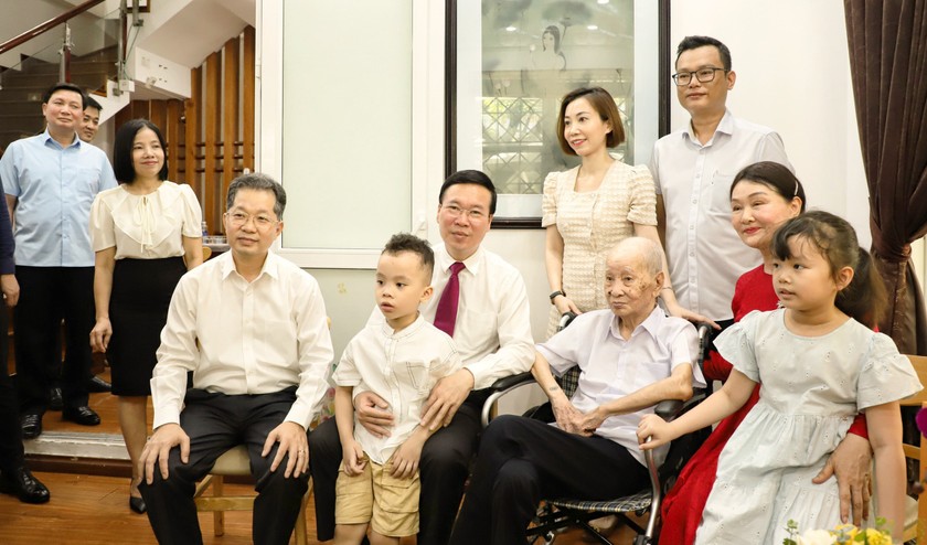 Chủ tịch nước Võ Văn Thưởng và Bí thư Thành ủy Đà Nẵng Nguyễn Văn Quảng thăm hỏi gia đình Nhà giáo Nhân dân Nguyễn Trọng Hoàng.