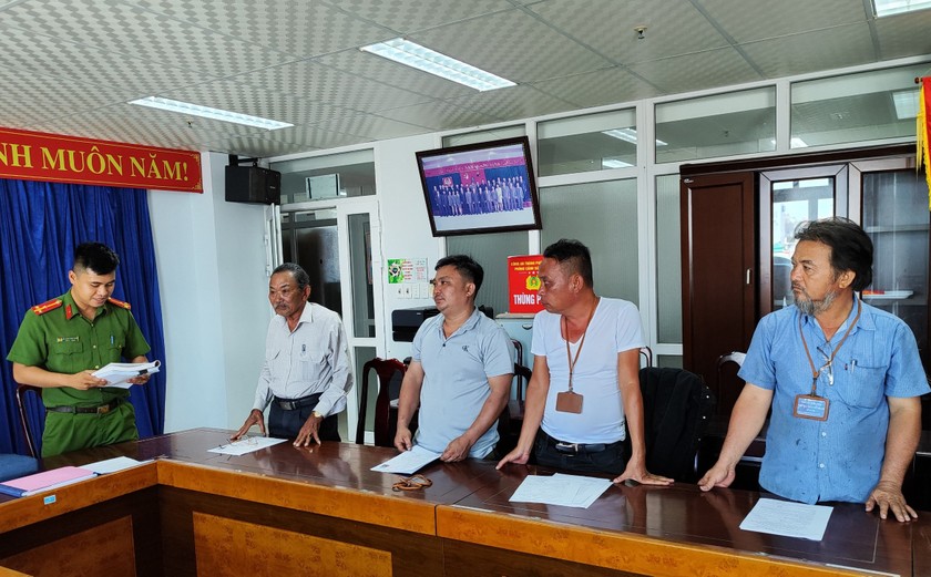 4 đối tượng bị khởi tố về tội "Môi giới hối lộ" xảy ra tại Trung tâm Đăng kiểm xe cơ giới 43-05D ở Đà Nẵng. 