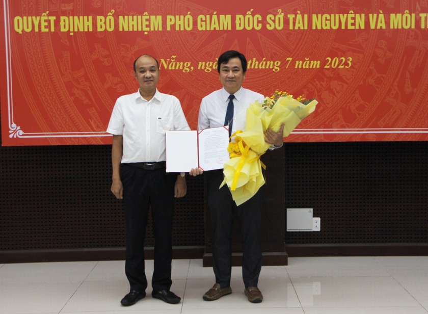 Ông Đặng Quang Vinh (phải) được bổ nhiệm giữ chức vụ Phó Giám đốc Sở Tài nguyên và Môi trường TP Đà Nẵng. Ảnh: Thủy Thanh