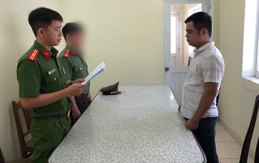 Cán bộ Cảnh sát đọc lệnh khởi tố vụ án, khởi tố bị can đối với Nguyễn Hoàng Hải.