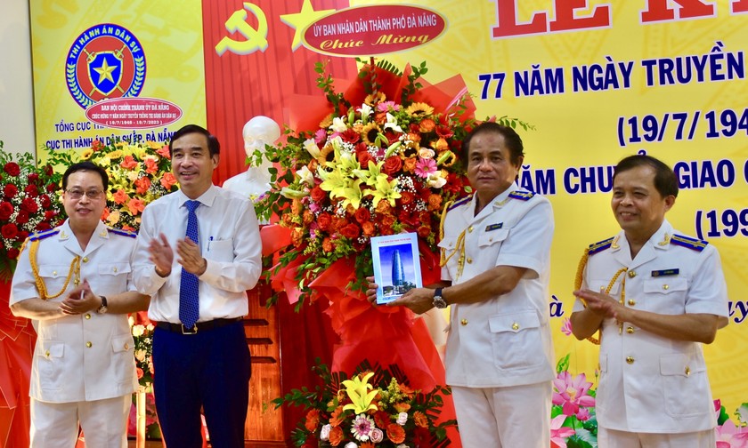 Chủ tịch UBND thành phố Lê Trung Chinh chúc mừng và biểu dương những kết quả Cục THADS thành phố 