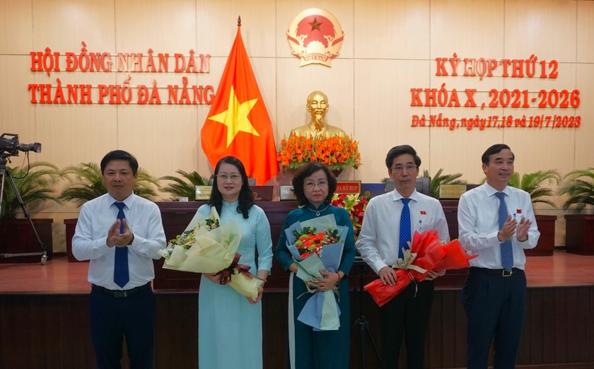 Ông Trần Chí Cường (thứ 2 bên phải) được các đại biểu bầu giữ chức Phó Chủ tịch UBND TP Đà Nẵng.