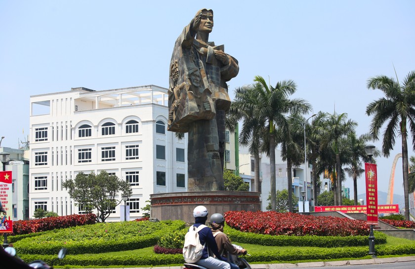 Tượng đài Mẹ Dũng sĩ Thanh Khê (Mẹ Nhu) sừng sững, uy nghi đứng giữa con đường trung tâm dẫn vào TP Đà Nẵng.
