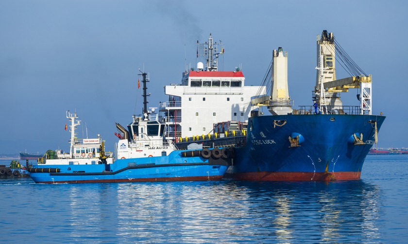 Tàu thương mại đầu tiên được lai dắt vào Cảng tổng hợp Container Hòa Phát Dung Quất