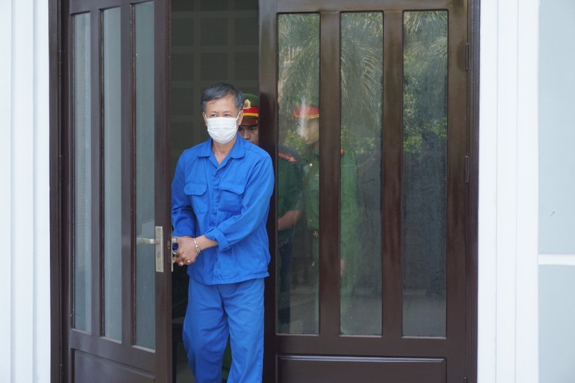 Bị cáo Tôn Thất Thạnh (cựu Giám đốc CDC Đà Nẵng) được dẫn ra khỏi tòa án.