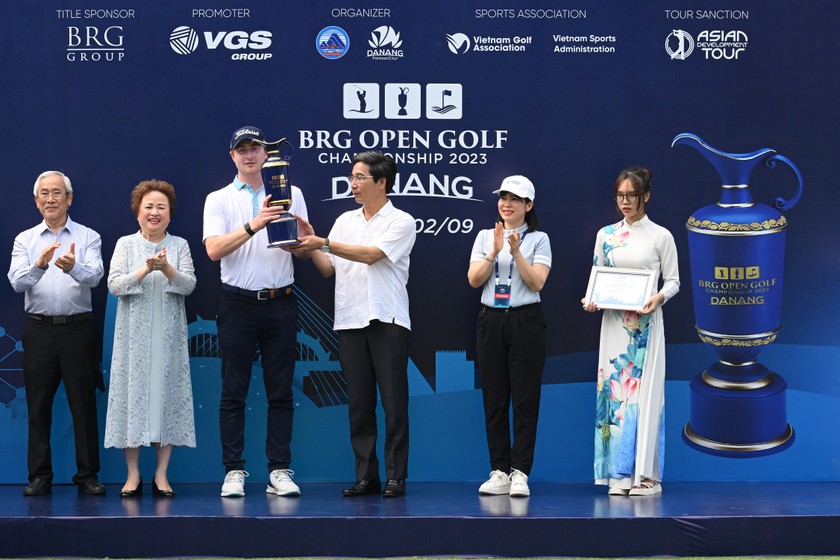 Phó Chủ tịch UBND TP Đà Nẵng Trần Chí Cường (thứ 3 từ trái qua) cùng đại diện các đơn vị trao cup vô địch và phần thưởng là 17.500 USD cho gôn thủ Aaron Wilkin.