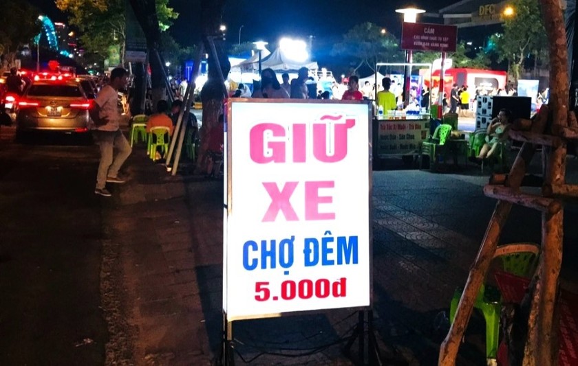 UBND phường An Hải Tây bắt buộc thực hiện niêm yết giá giữ xe tại khu vực cầu Rồng - chợ đêm Sơn Trà.
