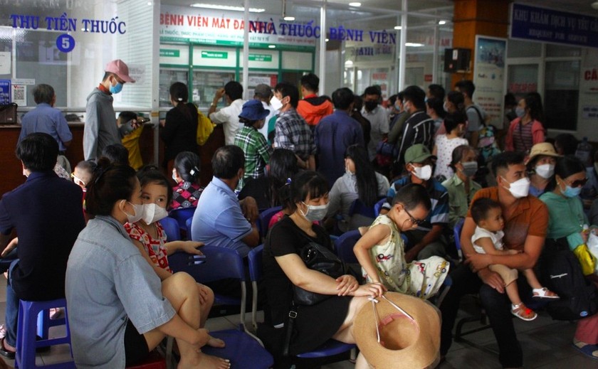 Rất đông người đến khám, điều trị bệnh đau mắt đỏ tại Bệnh viện Mắt Đà Nẵng.