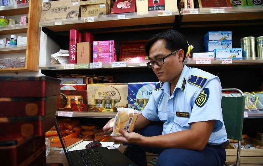 Cục Quản lý thị trường Đà Nẵng phát hiện nhiều sản phẩm bánh không rõ nguồn gốc xuất xứ.