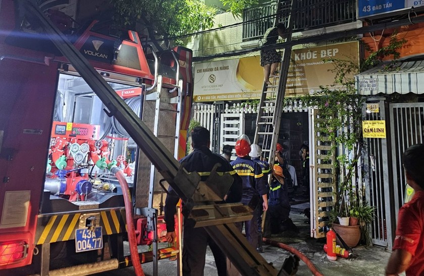 Lực lượng chức năng dùng thang giải cứu gia đình bị mắc kẹt trong vụ cháy.
