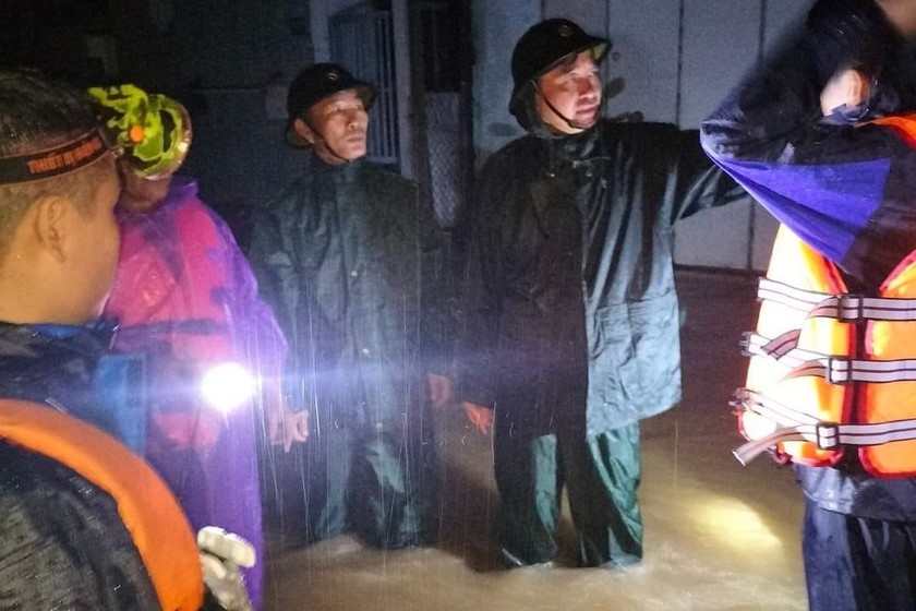 Chủ tịch Đà Nẵng đến vùng ngập lụt chỉ đạo sơ tán dân trong đêm