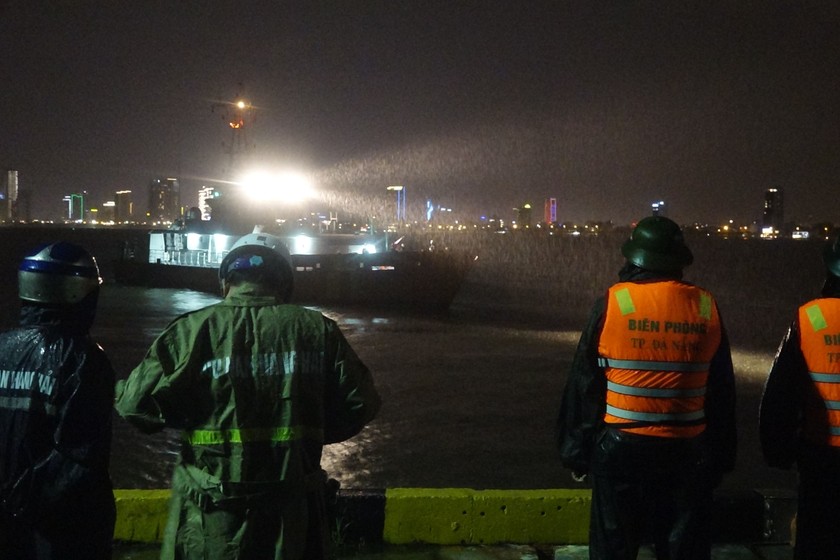 Tàu cá gặp nạn cùng 14 ngư dân được đưa về đến Đà Nẵng an toàn.