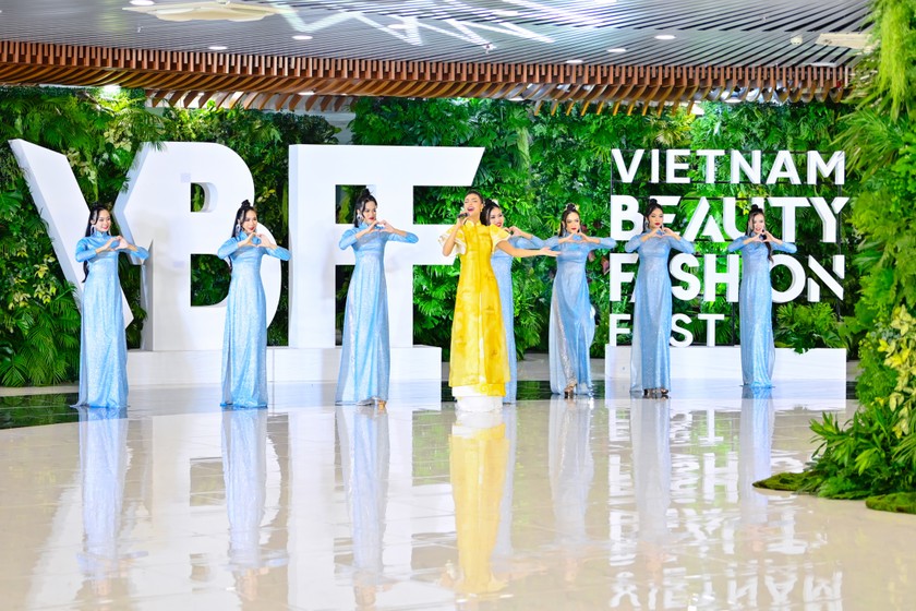 70 thí sinh Miss Grand International 2023 cùng các nàng hậu tham gia VBFF tại Đà Nẵng