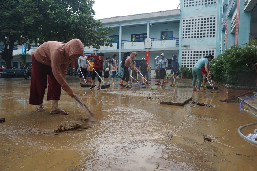 Trường Tiểu học Hồng Quang (quận Liên Chiểu) dọn dẹp bùn đất sau lũ để chuẩn bị cho học sinh đi học trở lại.