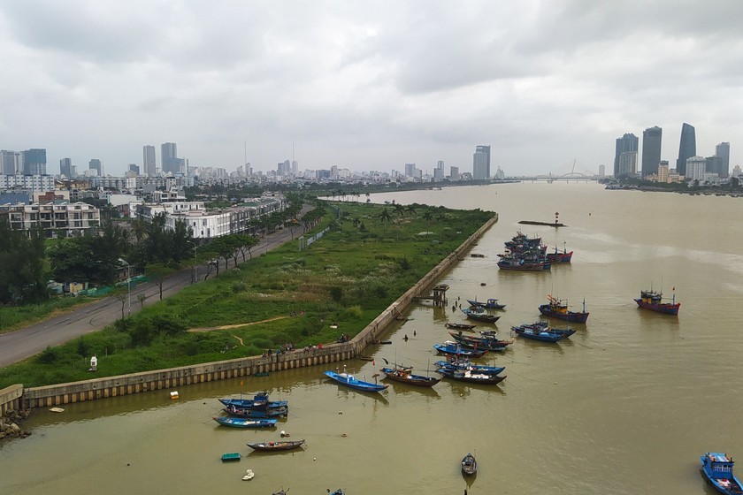 Một góc đô thị Đà Nẵng nhìn từ bờ đông sông Hàn.