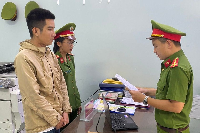 Công an tống đạt các quyết định đối với Trần Quang Lợi.