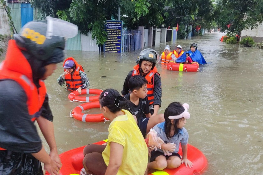 Hàng ngàn người dân Đà Nẵng phải sơ tán trong trận ngập lụt vào tháng 10 vừa qua.