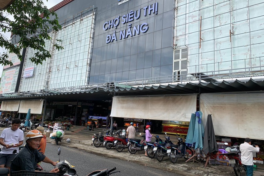 Chi phí thuê mặt bằng gấp đôi so với chợ truyền thống khiến hàng trăm tiểu thương tại Chợ Siêu thị Đà Nẵng lao đao. 