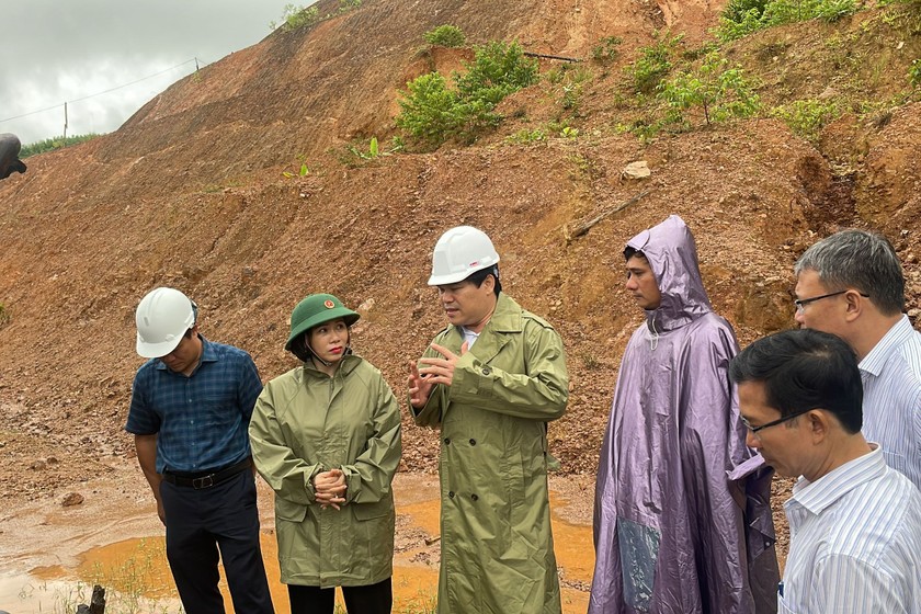 Ông Trần Phước Hiền - Phó chủ tịch UBND tỉnh Quảng Ngãi (đứng giữa) kiểm tra tình hình sạt lở tại huyện Sơn Hà.