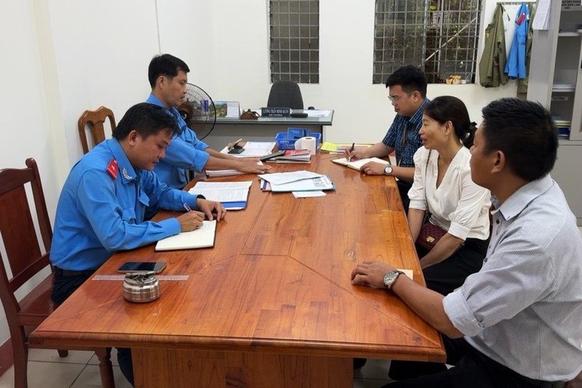 Thanh tra Sở GTVT Đà Nẵng lập biên bản tài xế xe dù Trần Anh Tuấn (bên phải) và HTX Cùng kinh doanh do bà Nguyễn Thị Thu Hiền làm giám đốc