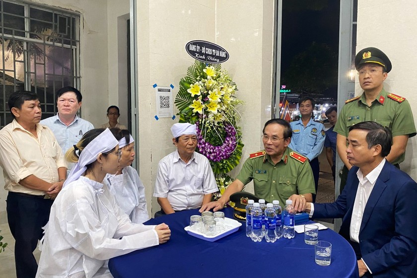Chủ tịch UBND TP Đà Nẵng Lê Trung Chinh (vest xanh) thăm hỏi, động viên gia đình bảo vệ Trần Minh Thành. Ảnh: C.A