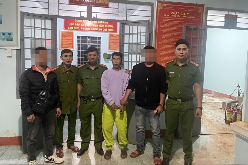 Đội Cảnh sát hình sự Công an quận Thanh Khê (Đà Nẵng) phối hợp Công an xã Đăk Djrăng bắt giữ Nguyễn Minh Sơn. 