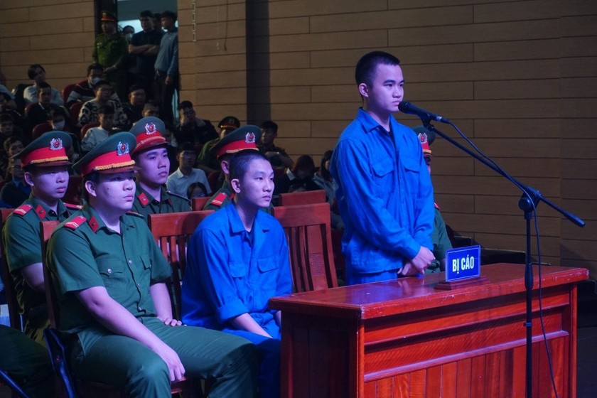 Nguyễn Mạnh Cường (đứng) và Trần Văn Trí tại phiên tòa xét xử sơ thẩm lưu động.
