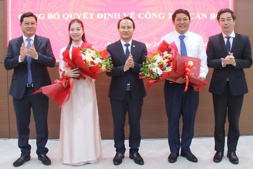 Lãnh đạo Thành phố Đà Nẵng trao quyết định và tặng hoa chúc mừng ông Trần Tấn Phước và bà Nguyễn Thị Hoài An.