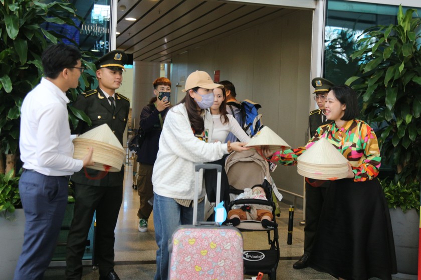 Du khách được tặng nón lá ngay khi đặt chân đến sân bay Đà Nẵng.
