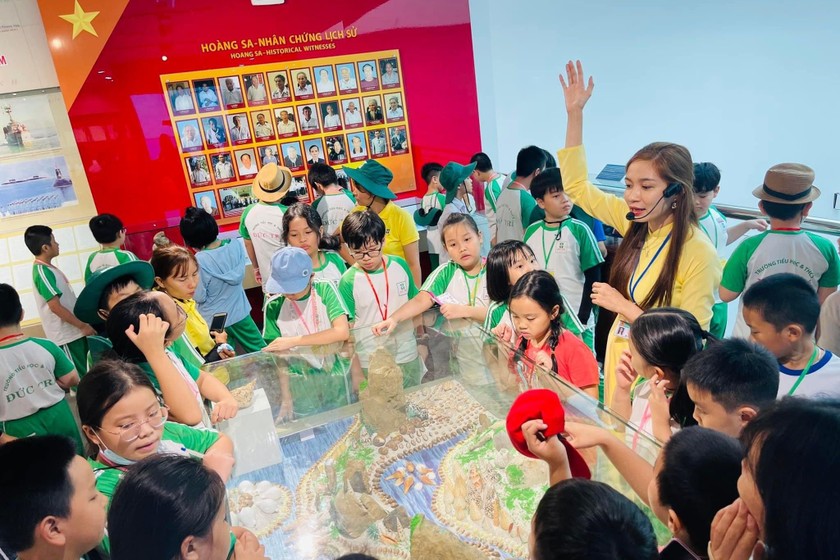 Học sinh tham quan và nghe thuyết trình về hình ảnh, tư liệu, hiện vật là bằng chứng hùng hồn khẳng định chủ quyền của Việt Nam đối với 2 quần đảo Hoàng Sa và Trường Sa.