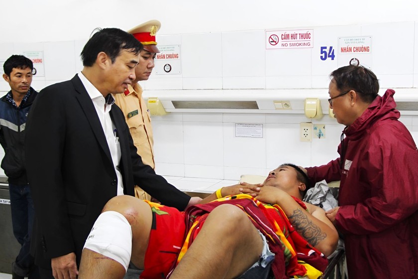 Ông Lê Trung Chinh - Chủ tịch UBND TP Đà Nẵng thăm hỏi, hỗ trợ các nạn nhân bị thương trong vụ TNGT xảy ra lúc rạng sáng 23/1.