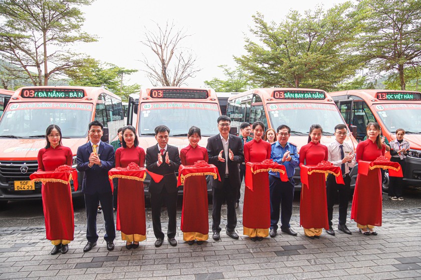 Lãnh đạo Sở GTVT Đà Nẵng cắt băng khánh thành, đưa vào vận hành thêm 4 tuyến xe buýt mới.