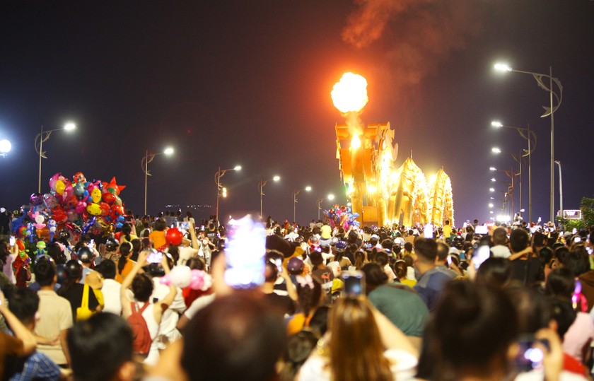 Hàng nghìn du khách xem cầu Rồng phun lửa ở Đà Nẵng.