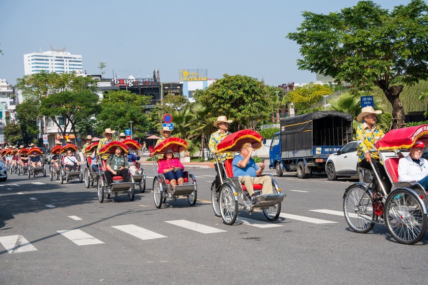 Du khách thích thú dạo phố Đà Nẵng bằng xích lô.