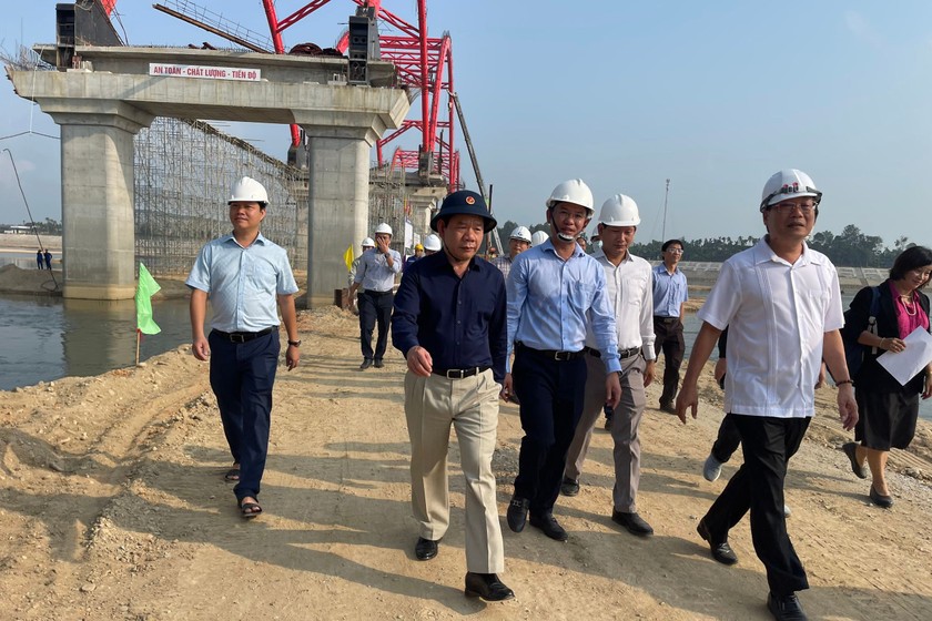 Chủ tịch UBND tỉnh Quảng Ngãi Đặng Văn Minh (đi đầu) thị sát dự án cầu và đường nối từ trung tâm huyện lỵ Sơn Tịnh đến huyện Tư Nghĩa. 