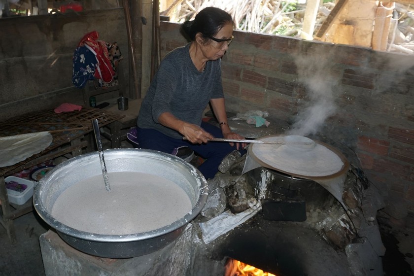 Người dân Túy Loan làm bánh tráng.