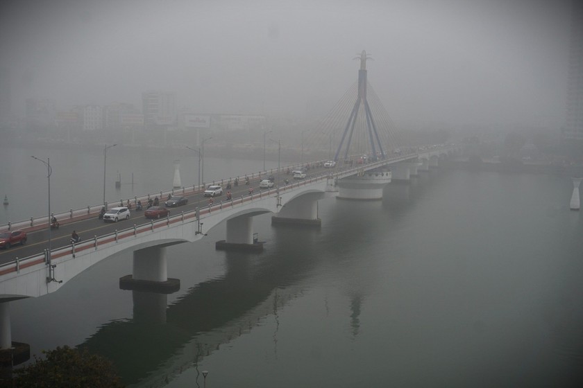 Phố phường Đà Nẵng "chìm" trong sương mù dày đặc hiếm thấy.