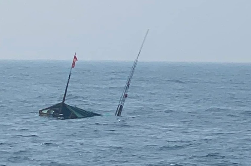 Tàu cá QNg 11126 TS bị chìm sau vụ va chạm.