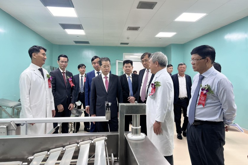 Bí thư Thành ủy Đà Nẵng Nguyễn Văn Quảng cùng lãnh đạo BV Đà Nẵng tham quan khu Trung tâm ghép tạng và cấy ghép tế bào gốc.