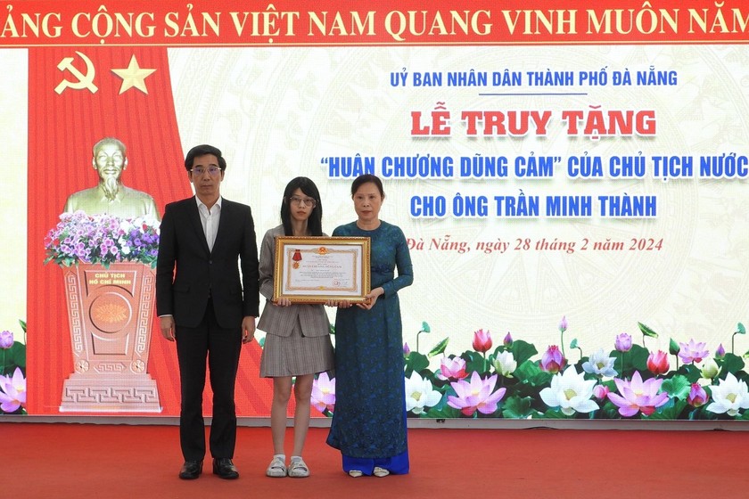 Thừa ủy quyền của Chủ tịch nước, Phó chủ tịch UBND TP Đà Nẵng Trần Chí Cường trao tặng huân chương Dũng cảm cho thân nhân ông Trần Minh Thành (Ảnh CAĐN)